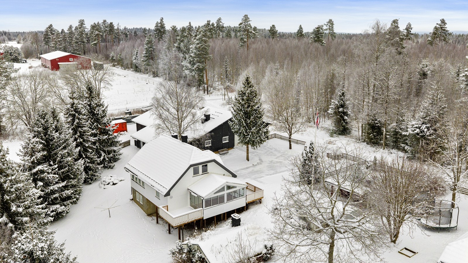 Oversiktsbilde av eiendommen. Galleribilde