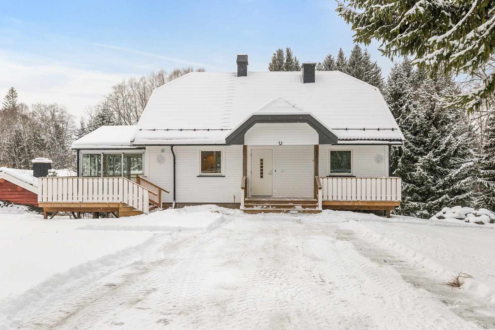 Eiendommen har en frittliggende enebolig over tre plan, oppført i 1992. Galleribilde