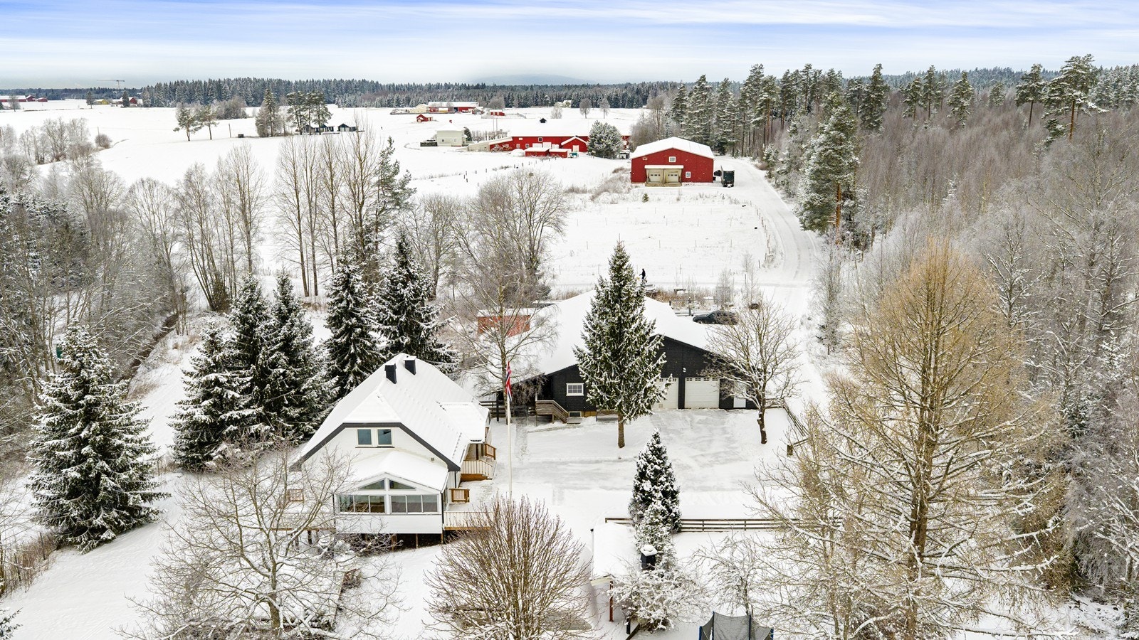 Oversiktsbilde av eiendommen. Galleribilde