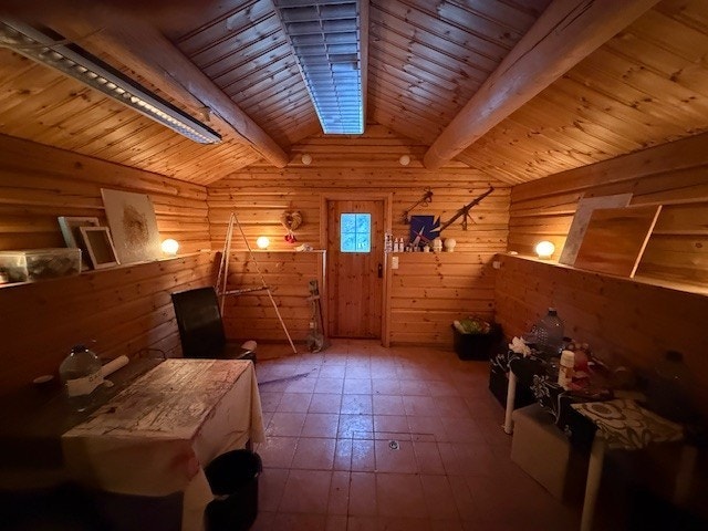 Innvendig i anneks/laftet bygg. Galleribilde