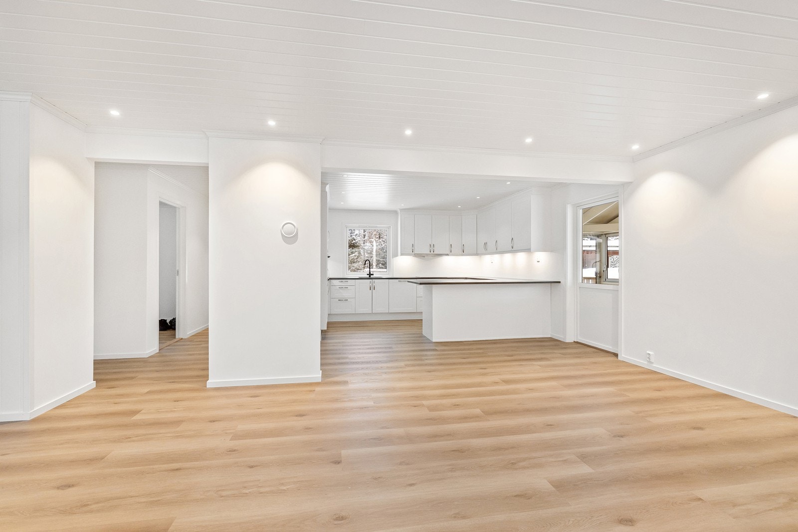 Moderne kjøkken i åpen løsning med stue. God plass til stort spisebord. Galleribilde