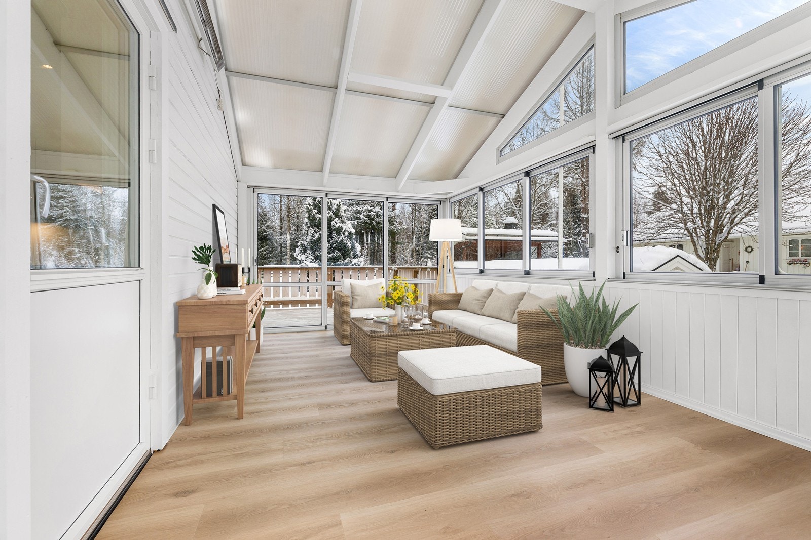 Det er utgang fra stue/kjøkken til en trivelig vinterhage. (Bildet er digitalt stylet) Galleribilde