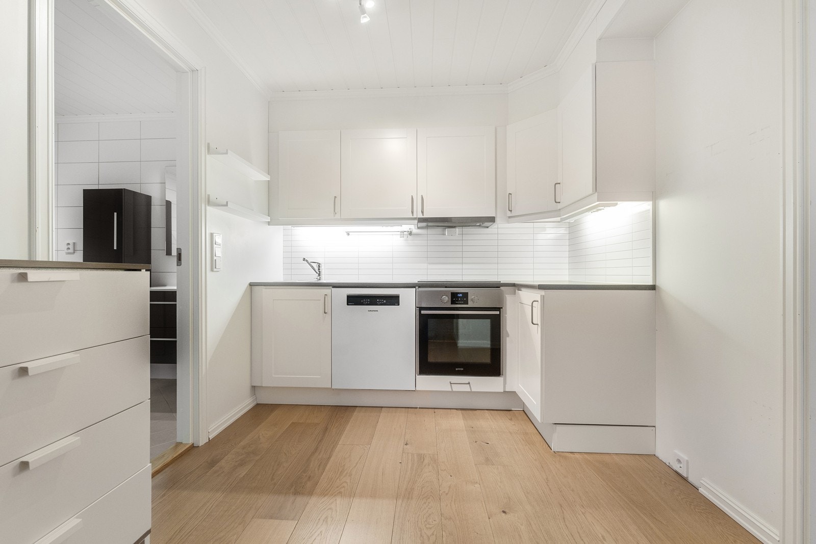 Innredet rom i driftsbygningen med kjøkkeninnredning. Galleribilde