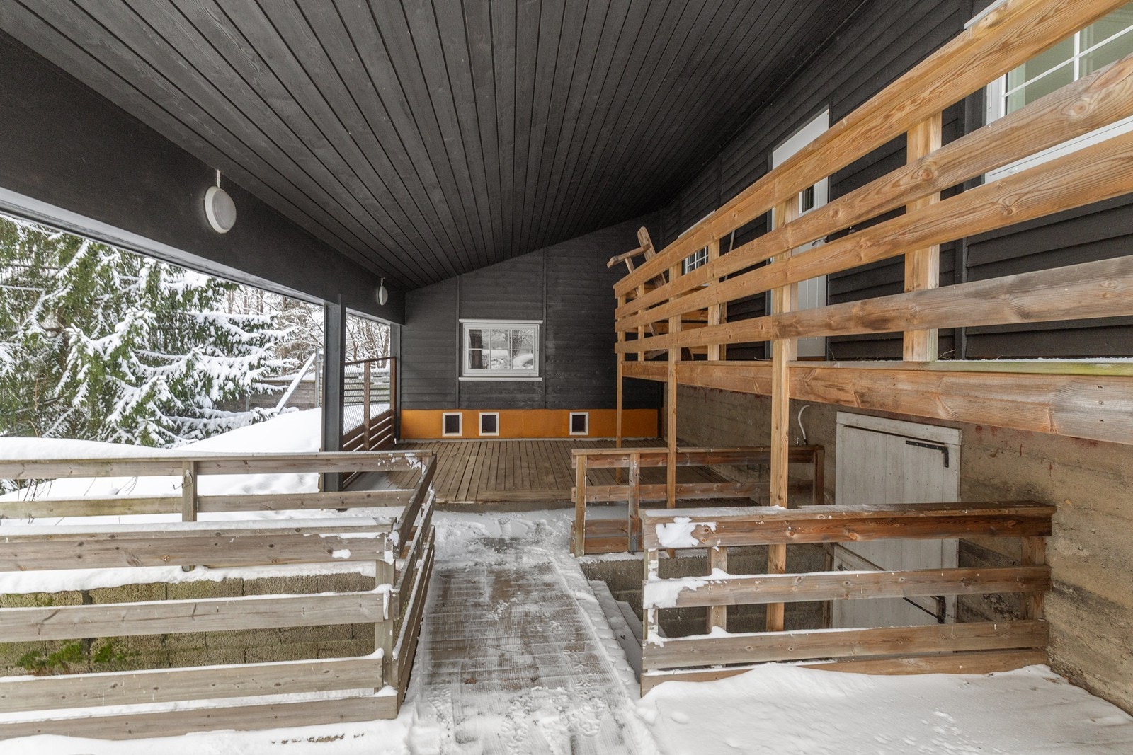 Driftsbygning med flere garasjer og innredede rom. Galleribilde