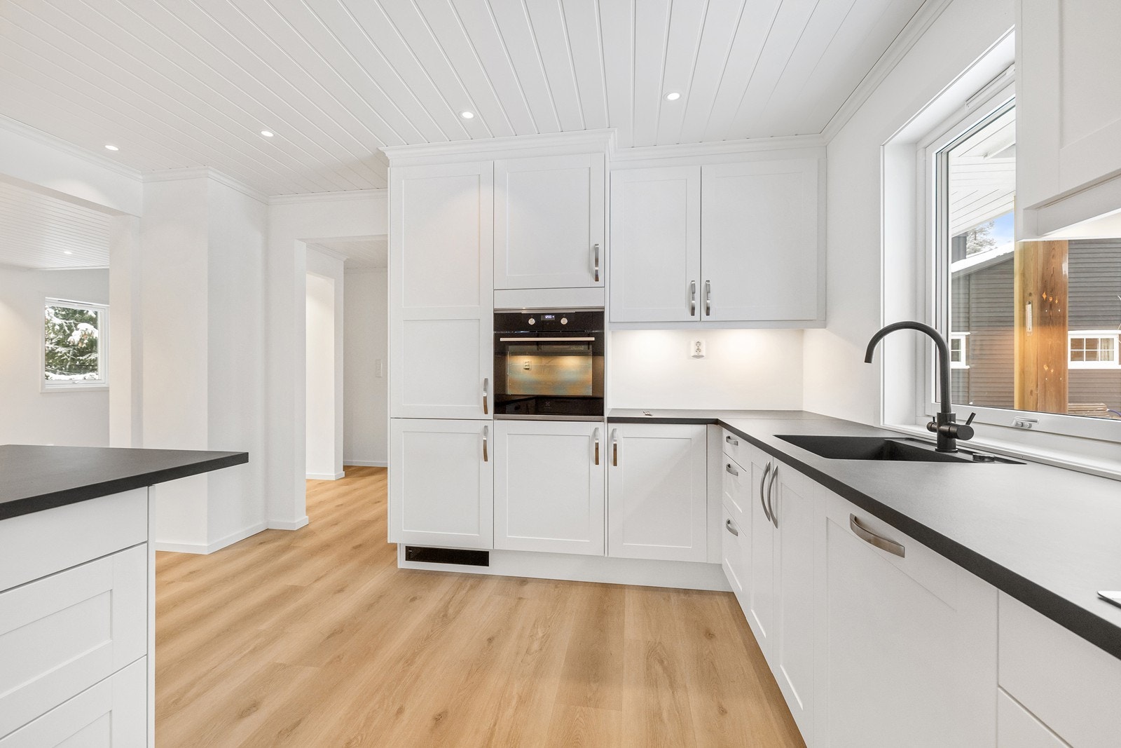 Kjøkkenet har mye lagringsplass i skap og skuffer. Galleribilde