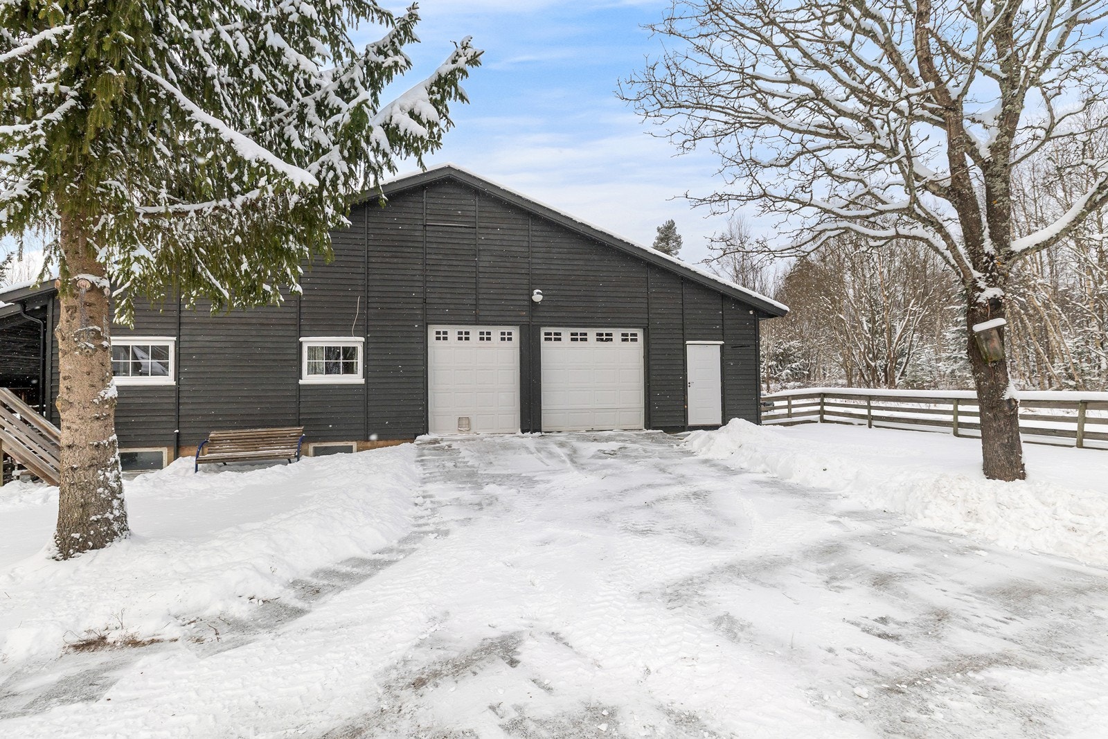 Eiendommen har en stor driftsbygning med garasjer og innredede rom. Galleribilde