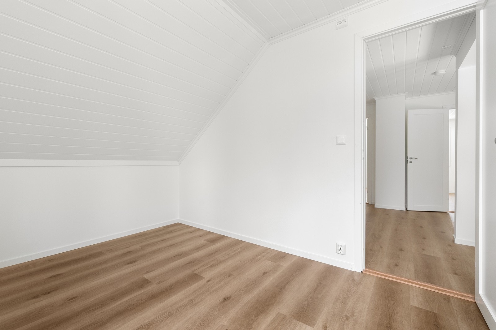 Soverom med god plass til seng og garderobeskap. Galleribilde