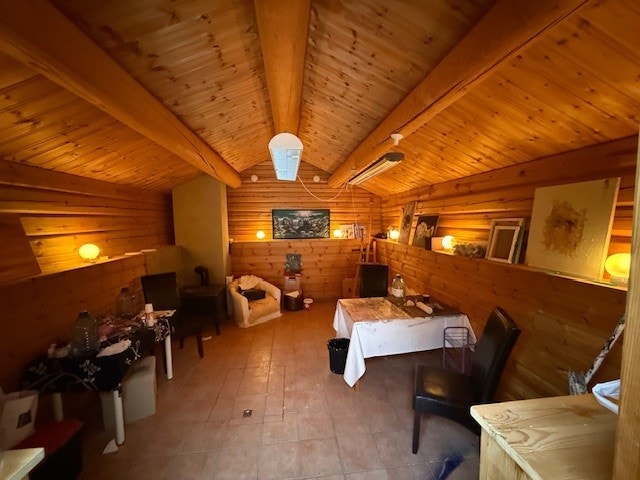 Innvendig i anneks/laftet bygg. Galleribilde