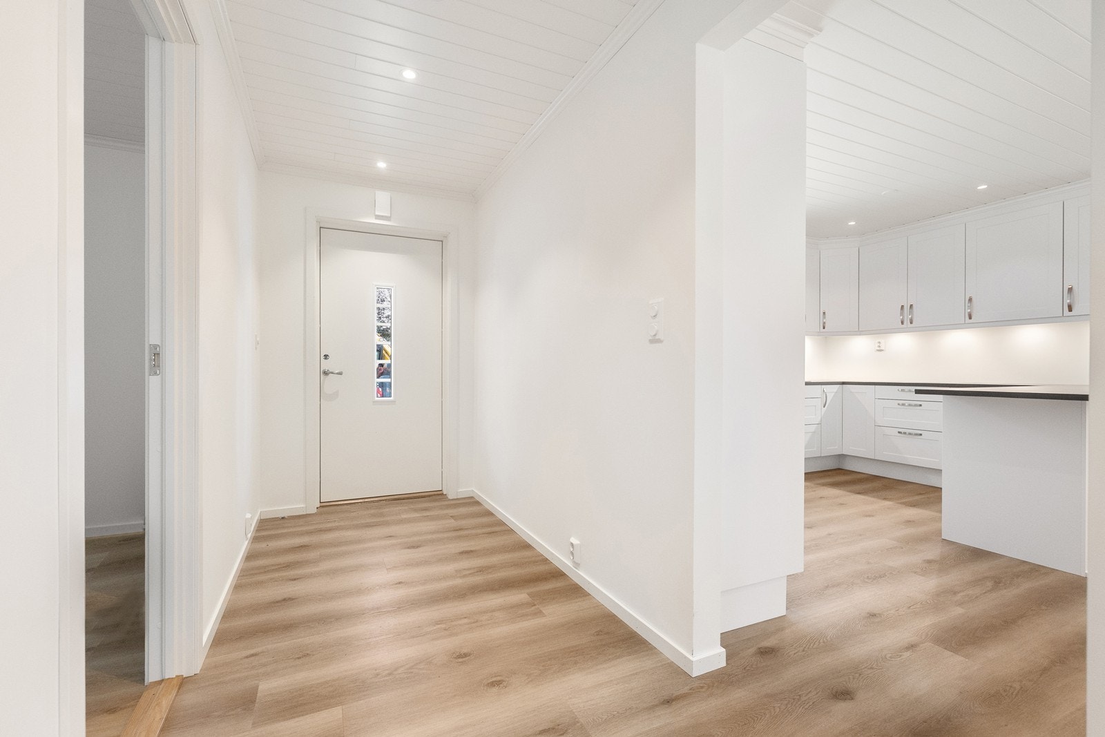 Pen entré med god plass til praktiske muligheter for å henge fra seg ytterjakke og sko. Galleribilde