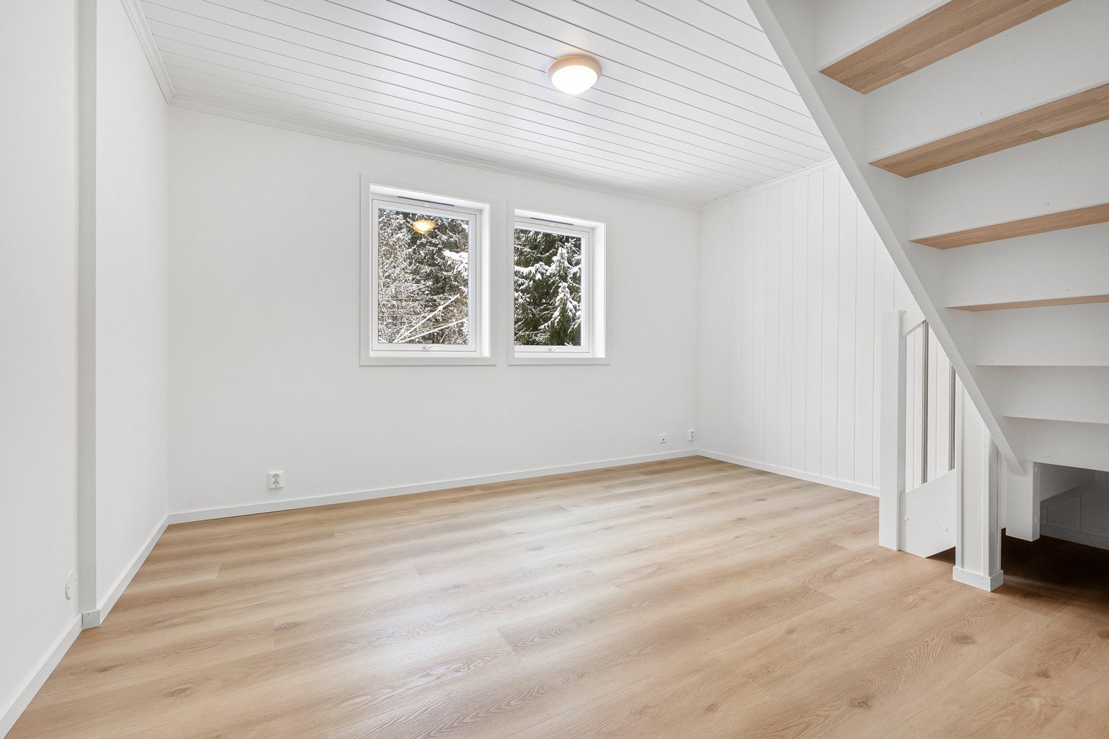 I kjellerstuen er det god plass til sofamøblering. Galleribilde