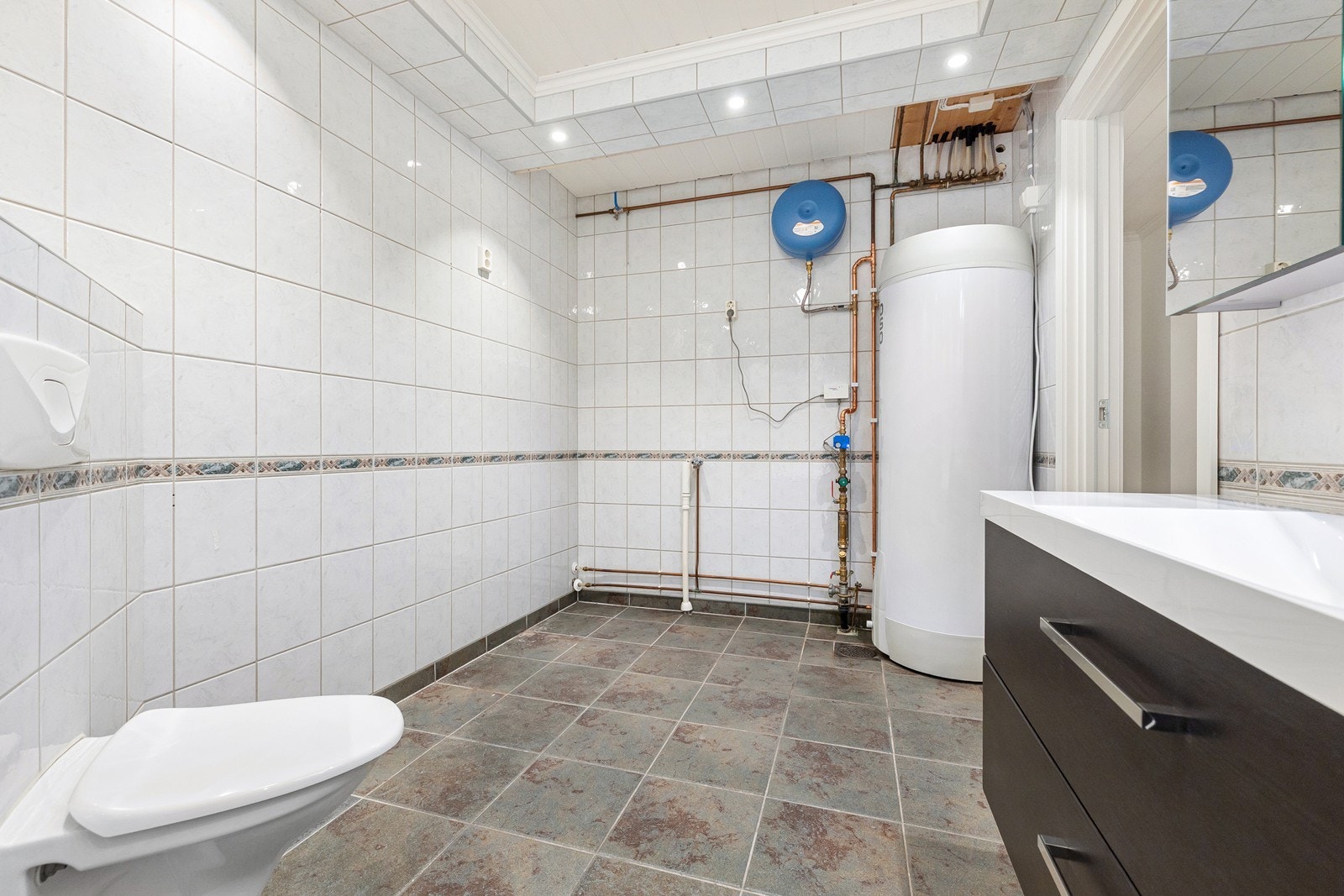 Bad er fra byggeår, oppgradert i 2024 med nytt servantskap, speilskap, armaturer, ny MDF panel i himling og byttede downlights. Det er opplegg for vaskemaskin. Galleribilde