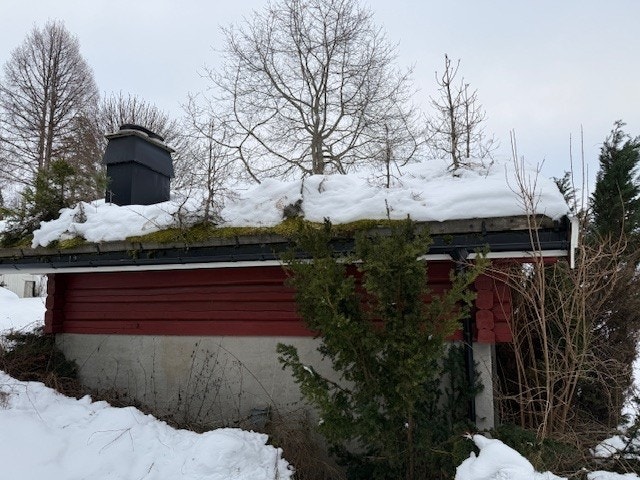 Det står en laftet eldre bygning ved siden av bolighuset. Galleribilde