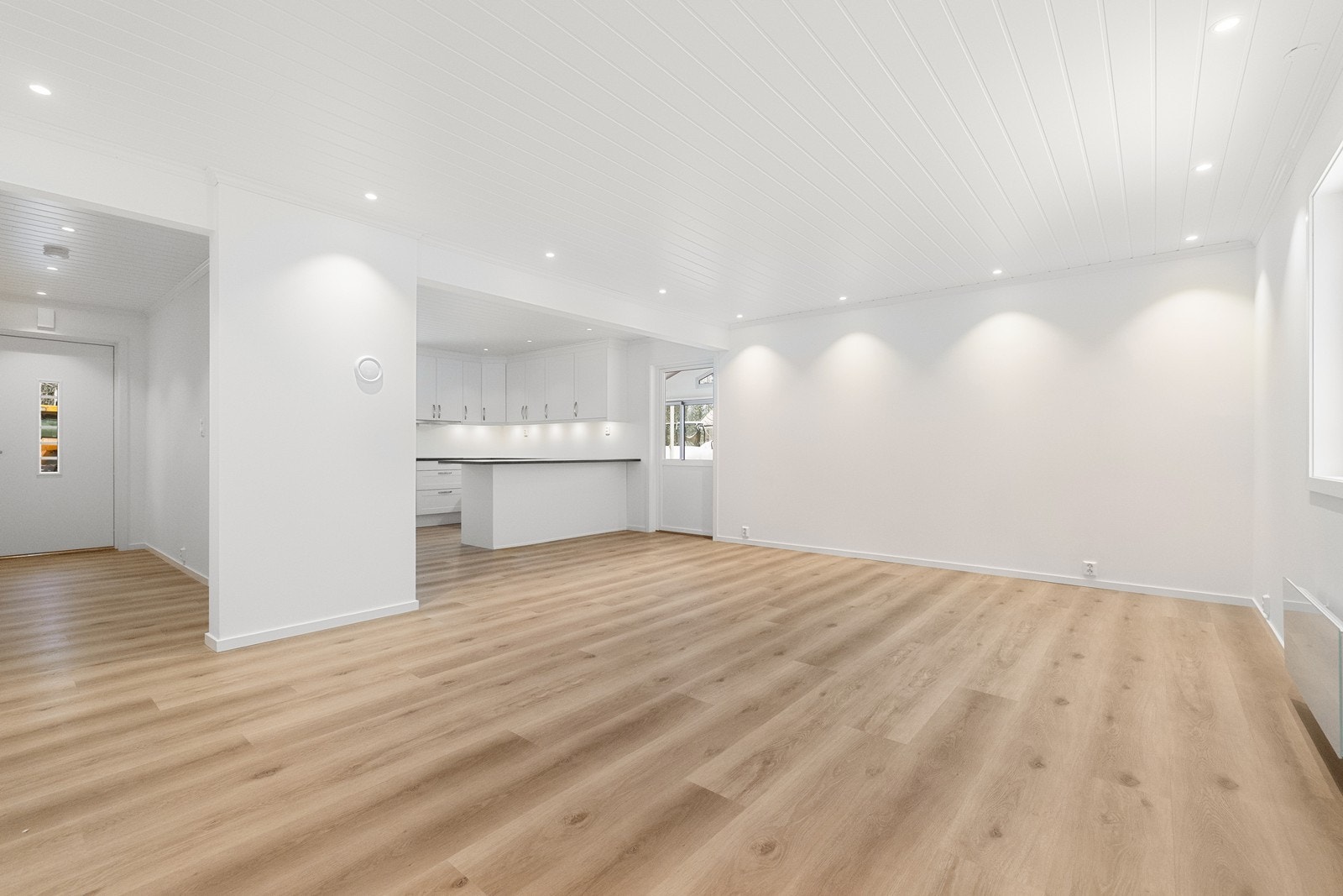 Stue med delvis åpen løsning til kjøkkenet. Galleribilde