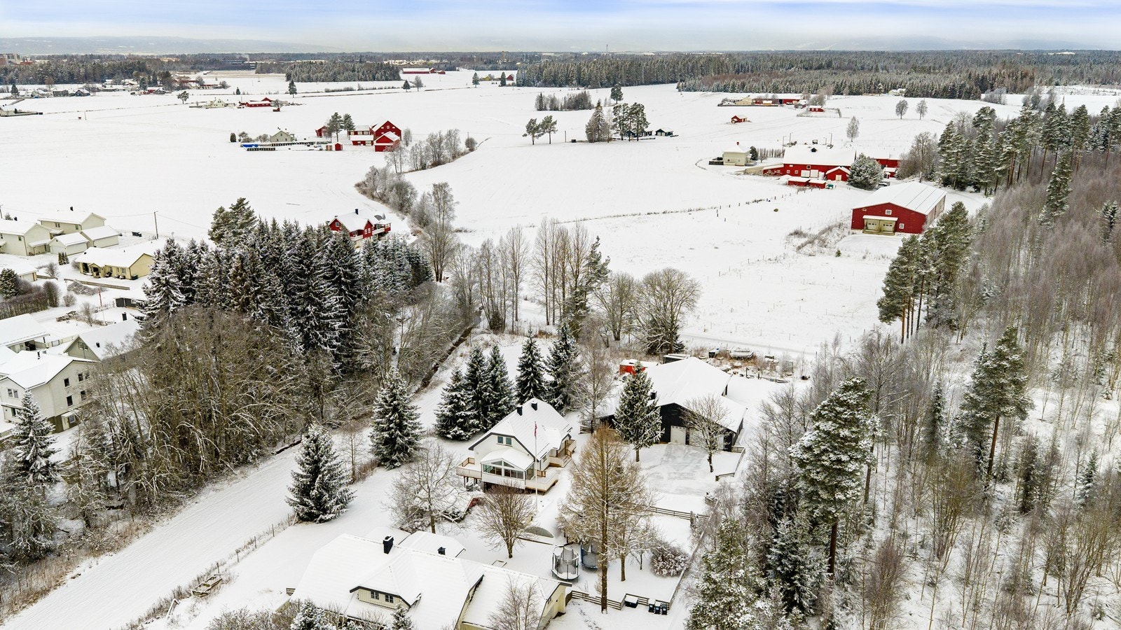 Oversiktsbilde av eiendommen. Galleribilde