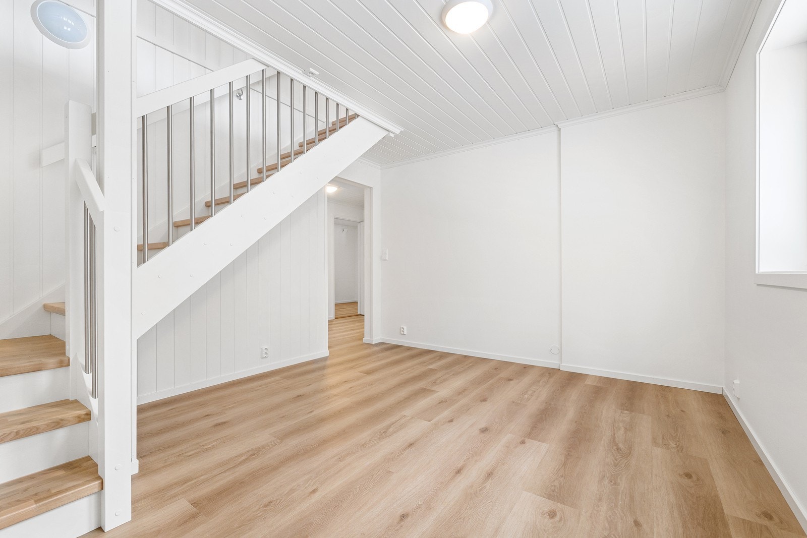 I kjelleretasjen finner du kjellerstue/trapperom, to innredede rom, bod og bad. Galleribilde