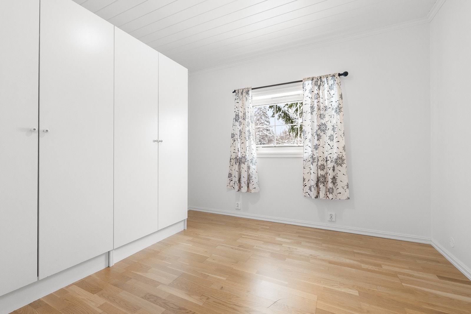 Innredet rom i driftsbygningen med tilhørende garderobeskap. Galleribilde