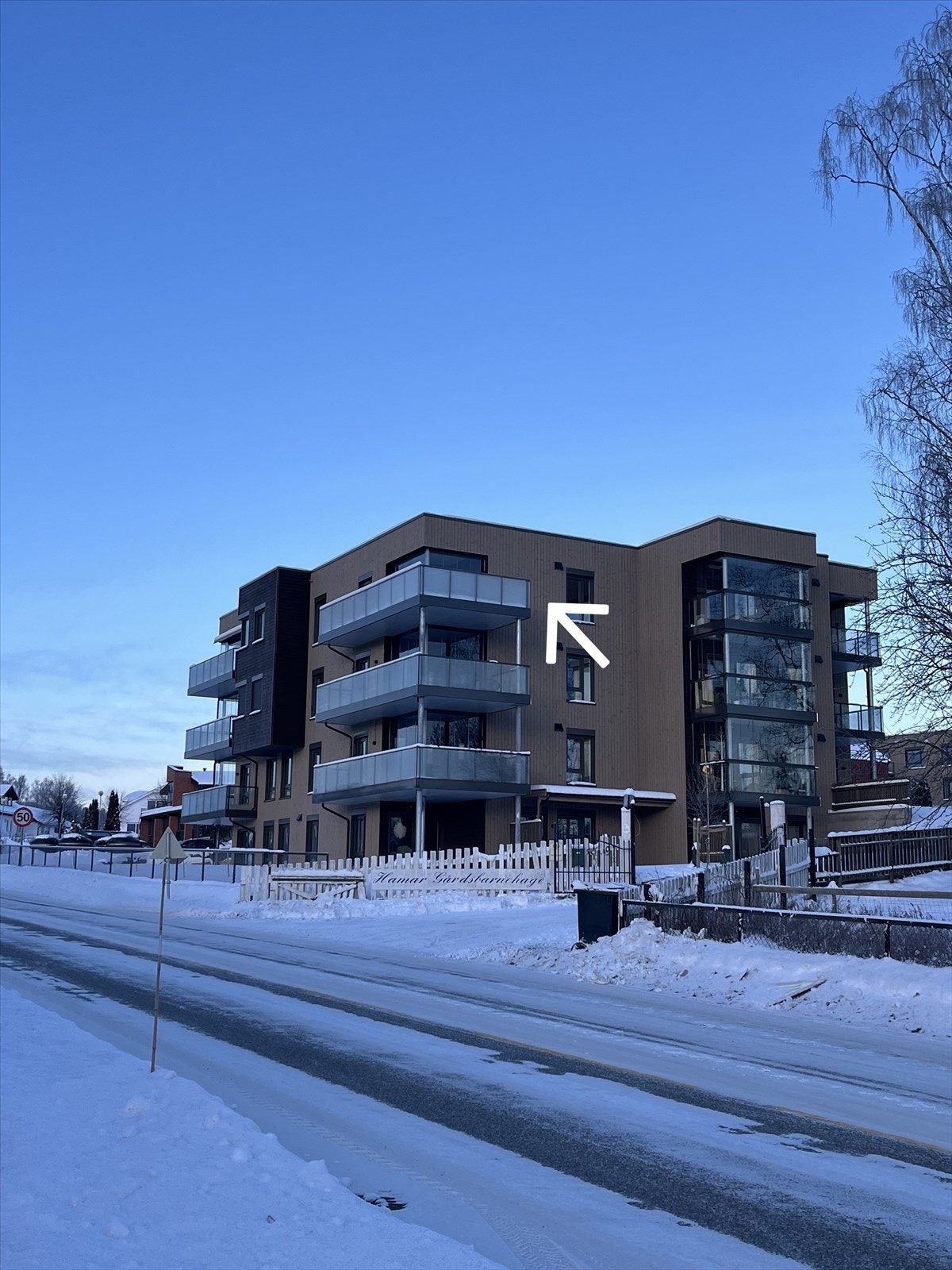 Fasade, leiligheten ligger øverst på hjørnet med UNIK utsikt og solforhold. Galleribilde