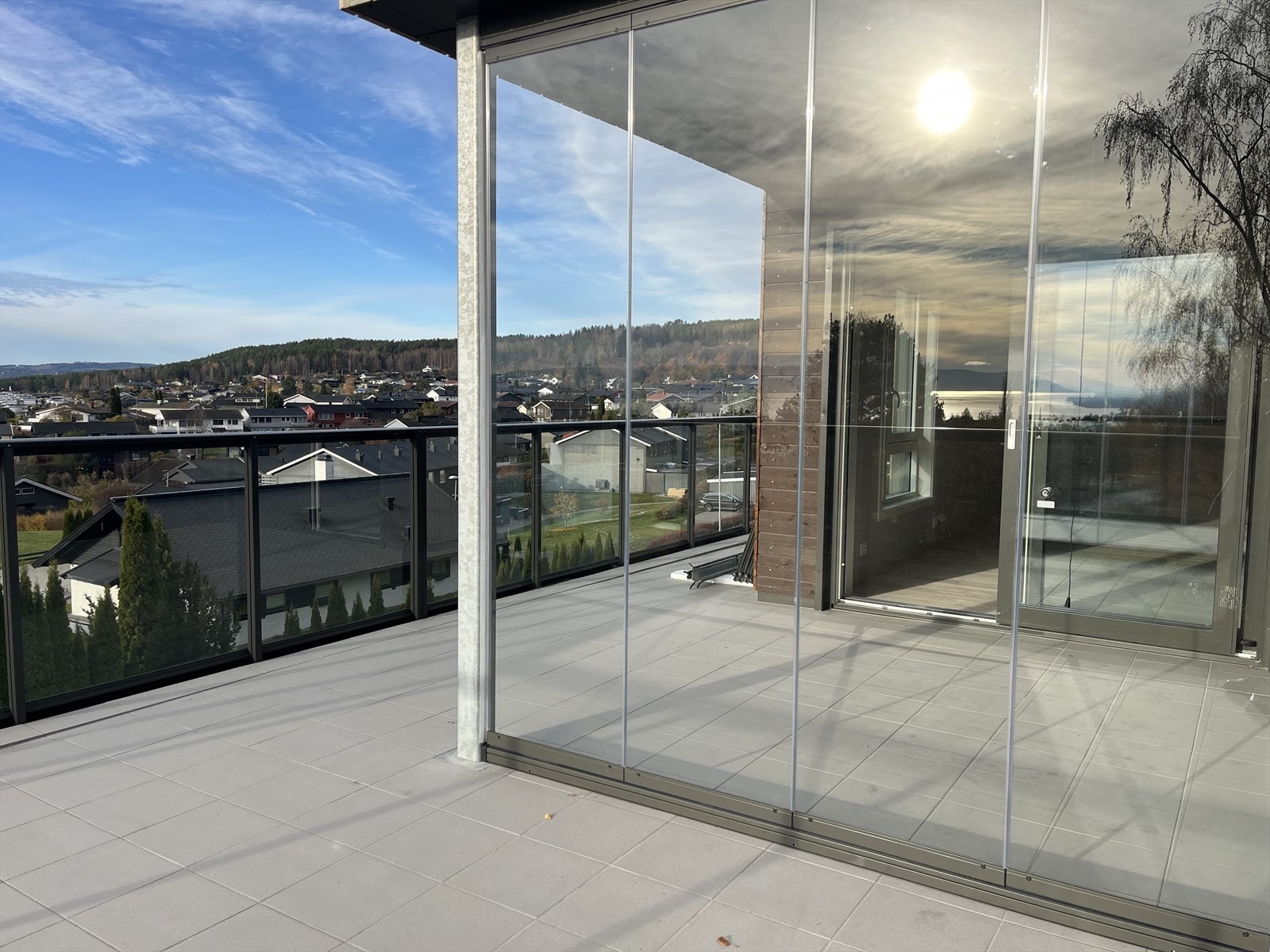 Deler av balkongen vil bli innglasset hvor man kan skyve deler eller hele til side etter vær og vind. Her forlenger man utesesongen både vår og høst. Galleribilde