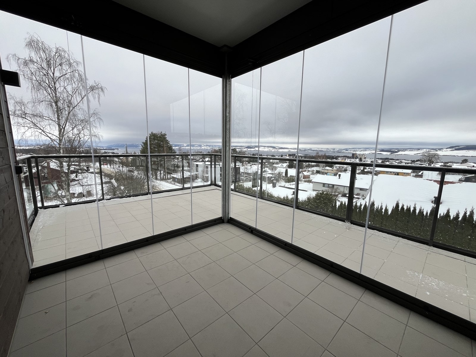 Stor solrik balkong hvor begge sidene av innglassing kan åpnes på solrike varme sommerdager. Galleribilde