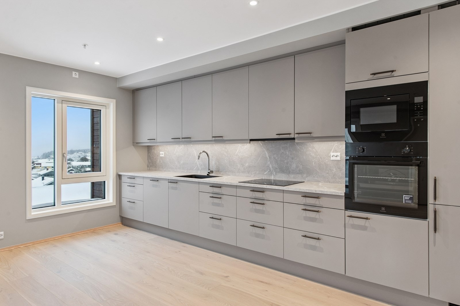 Lekker innredning med integrerte hvitevarer. Godt med skapplass! Galleribilde