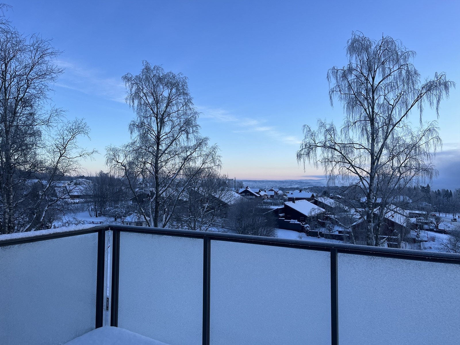 Utsikt mot øst, her kan morgenkaffen nytes i soloppgangen med utsikt over Ajer. Galleribilde