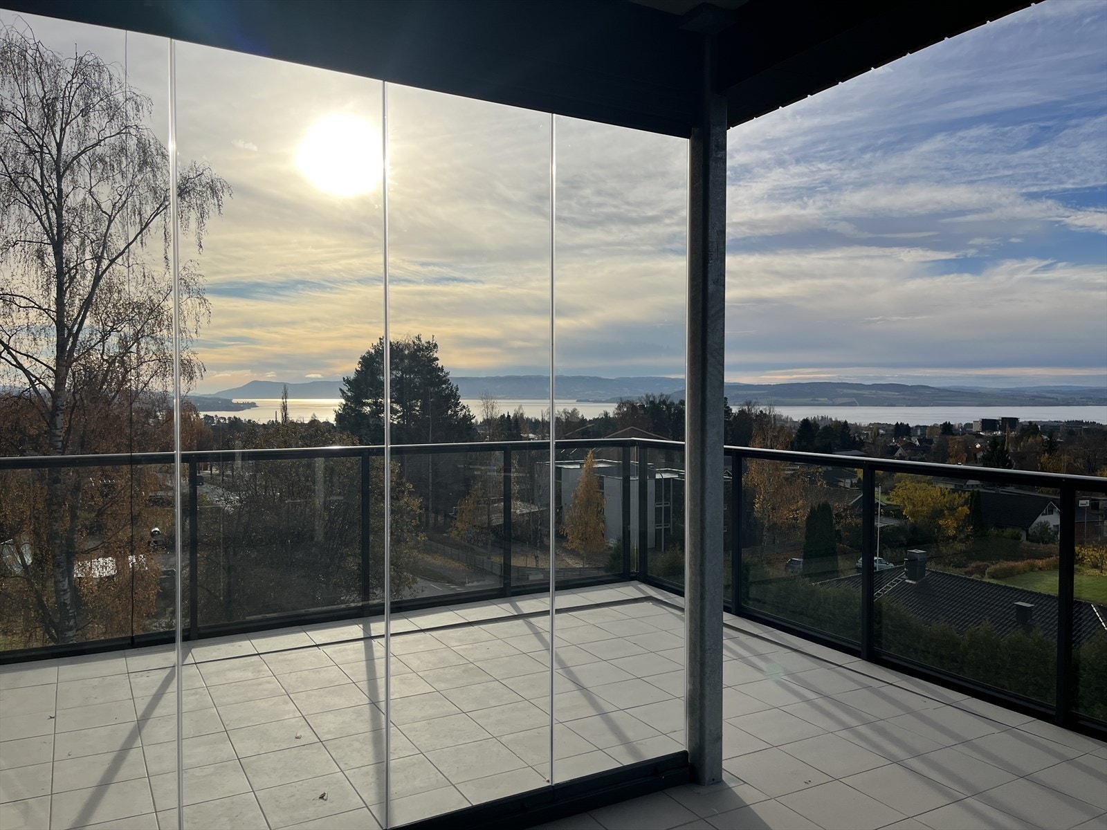 Innerste delen av balkongen vil bli innglasset og blir en forlengelse av stuearealet store deler av året. Glassene kan skyves til side etter ønske. (Foto tatt før ferdigstillelse) Galleribilde