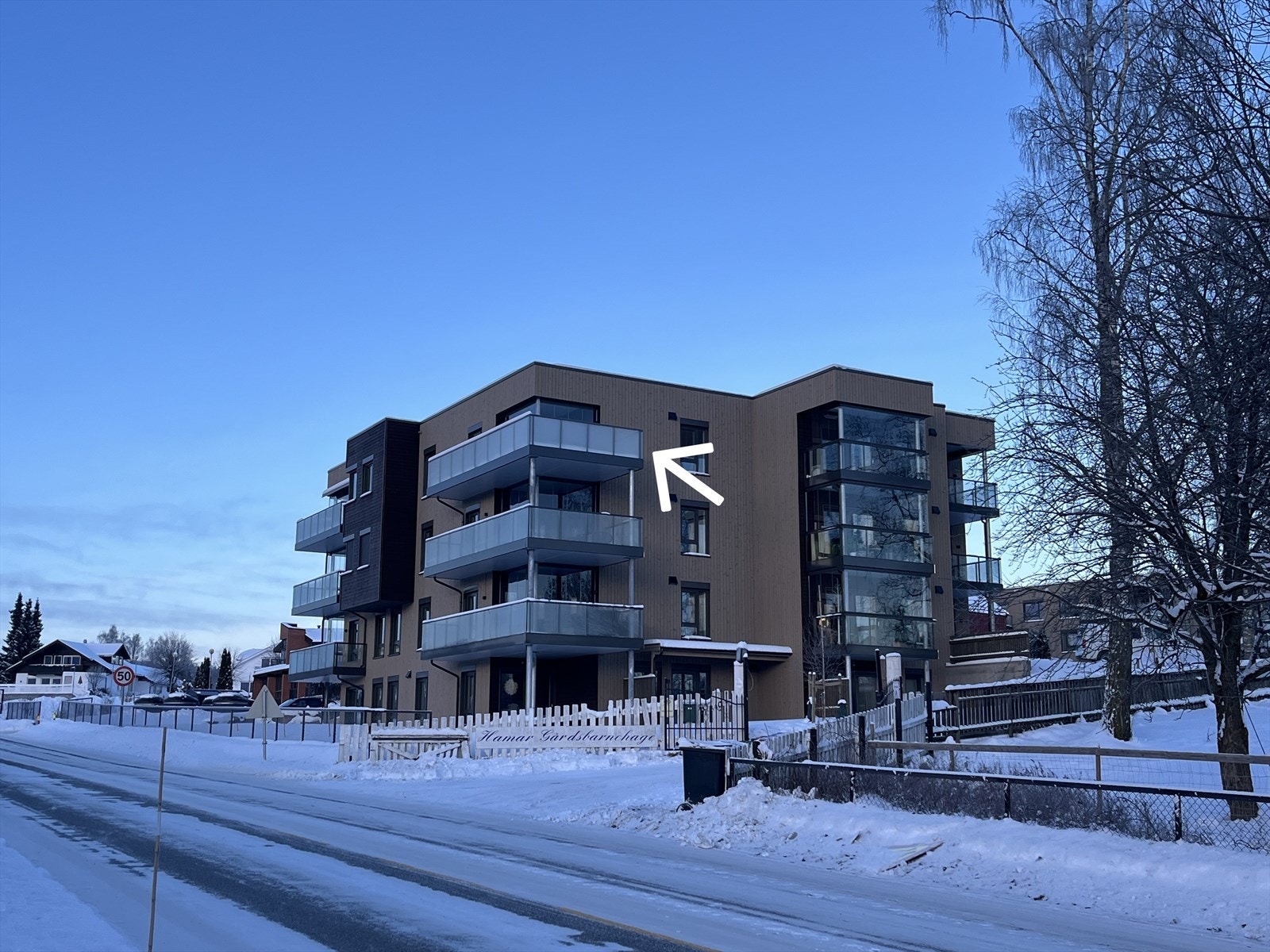 Velkommen til Ajer Gard - Leiligheten ligger øverst på hjørnet med sol fra tidlig morgen til sene kveldstimer. Galleribilde