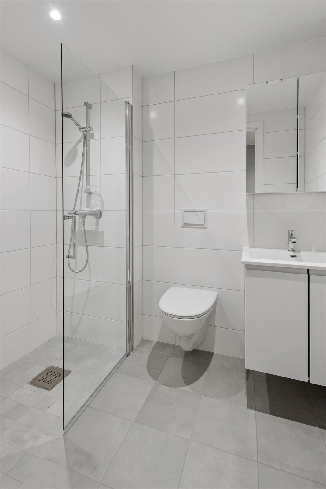 Gjestebad med dusj og moderne innredning Galleribilde