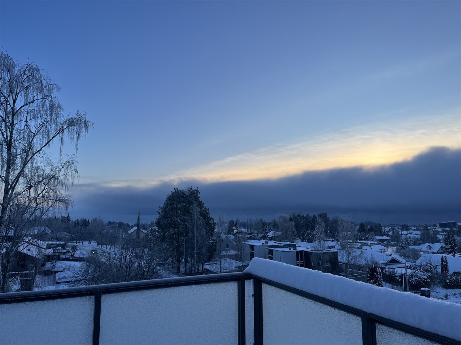 En av Hamars beste utsikter! Her ser man rett sørvest over byen og mot Mjøsa med Vestbygda, Skreia, Helgøya og Neslandet. Galleribilde