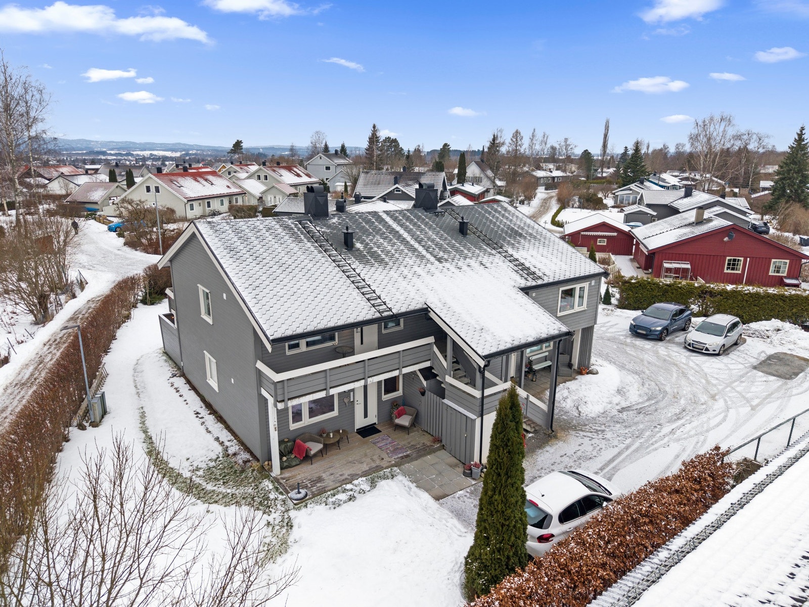 Den felles eide eiendommen er opparbeidet med singlet gårdsplass med parkeringsplasser. Galleribilde