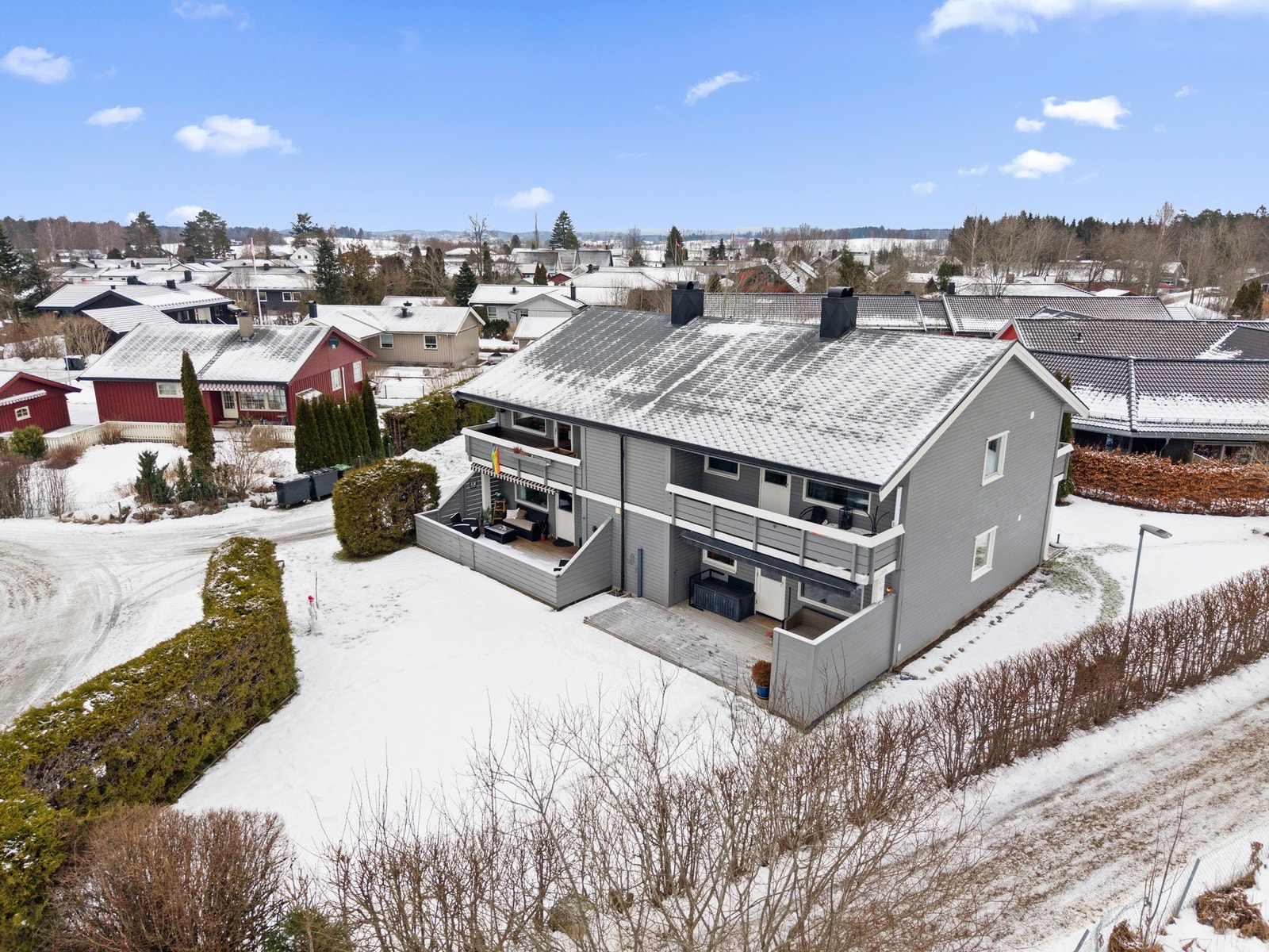 Nærmeste bussholdeplass ligger ca. 450 meter fra boligen, med buss ned til Ås stasjon. Galleribilde