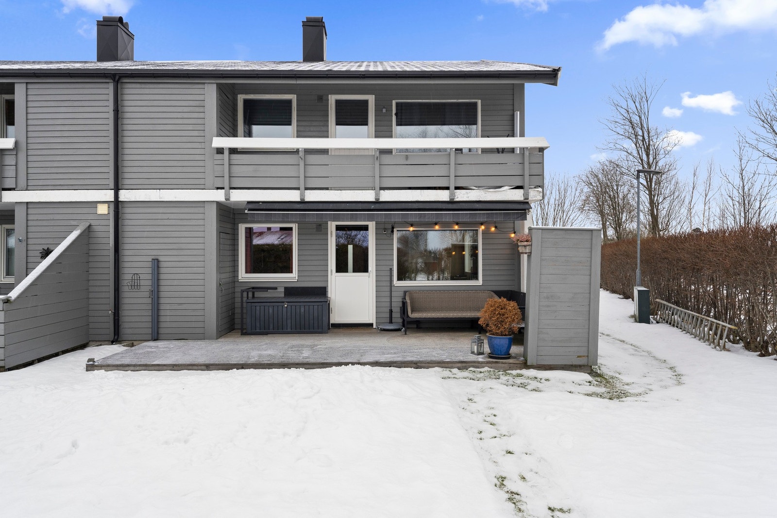 Stor skjermet terrasse med utgang fra stuen, her kan ettermiddag/kveldssolen nytes. Galleribilde