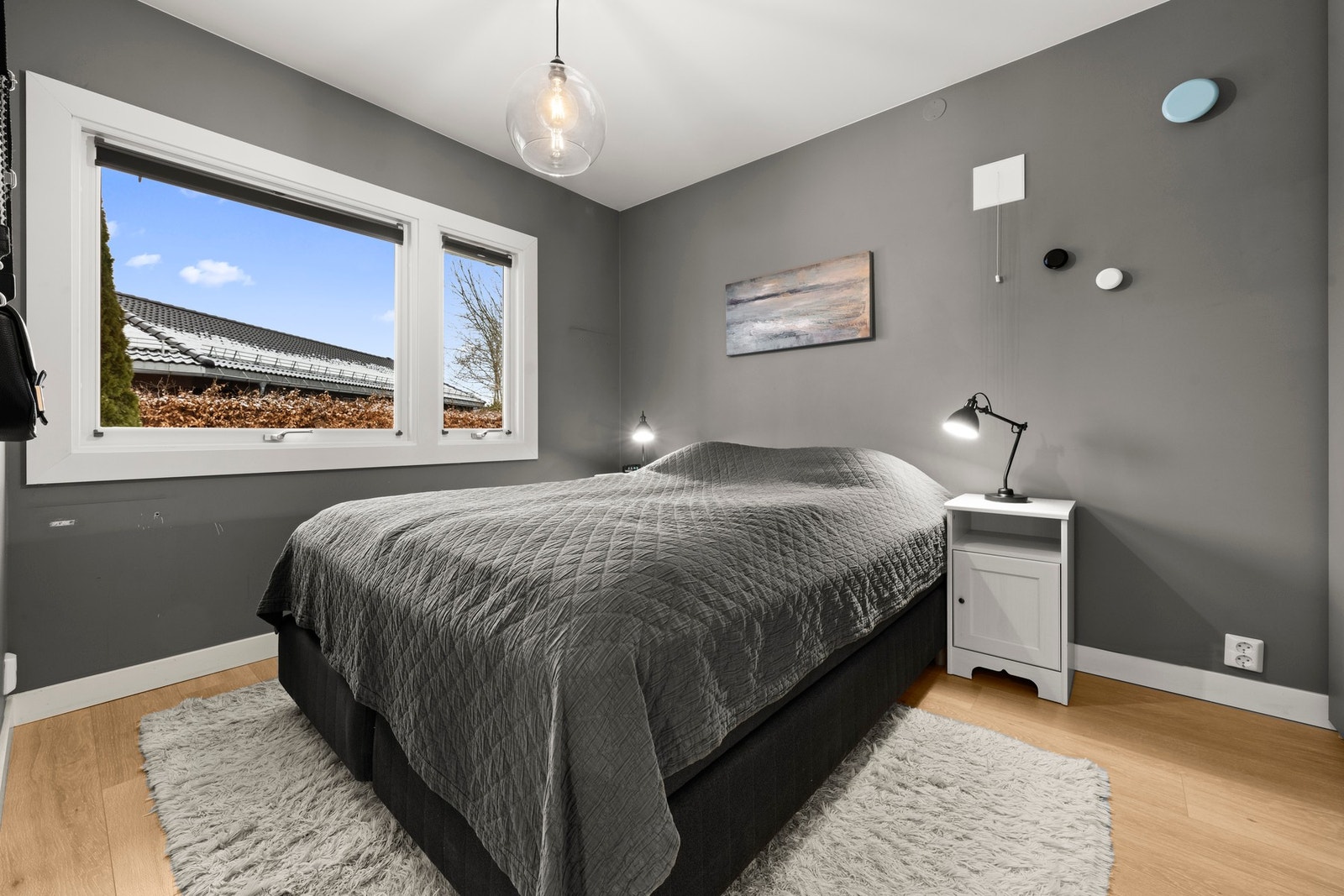 Boligen har totalt 3 soverom Her er hovedsoverommet med god plass til dobbeltseng og garderobeløsninger. Galleribilde