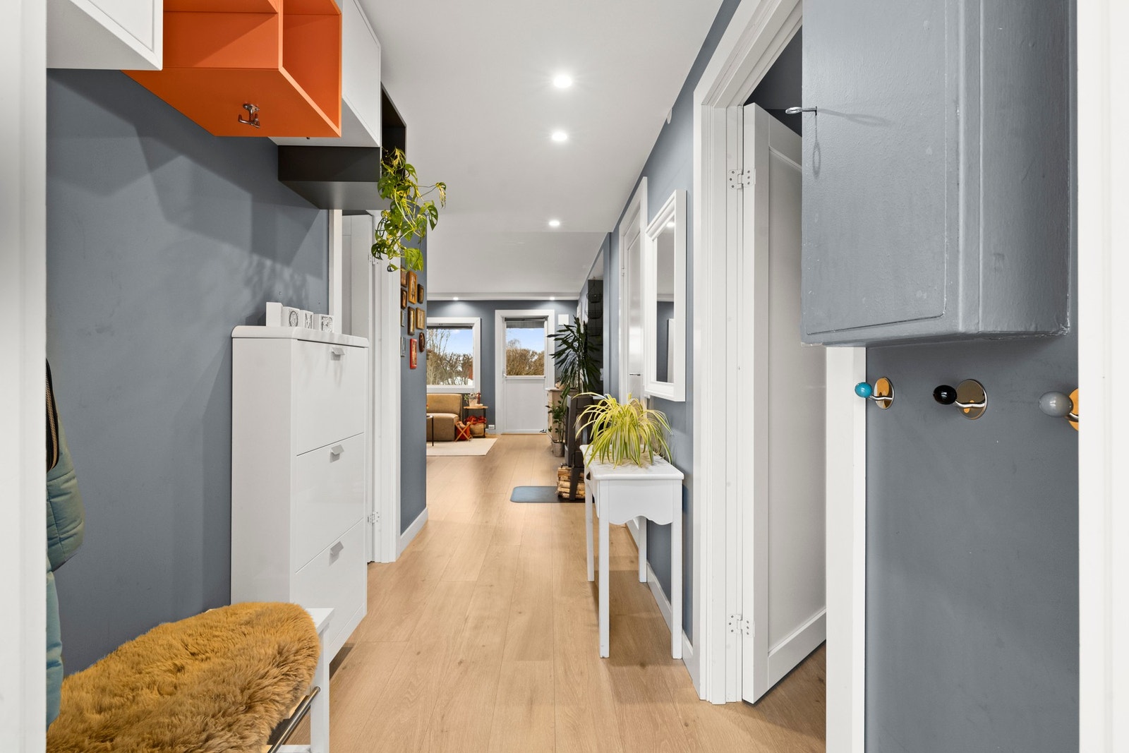 Velkommen inn i en innbydende entré med god plass til yttertøy og sko, oppdaterte overflater. Galleribilde