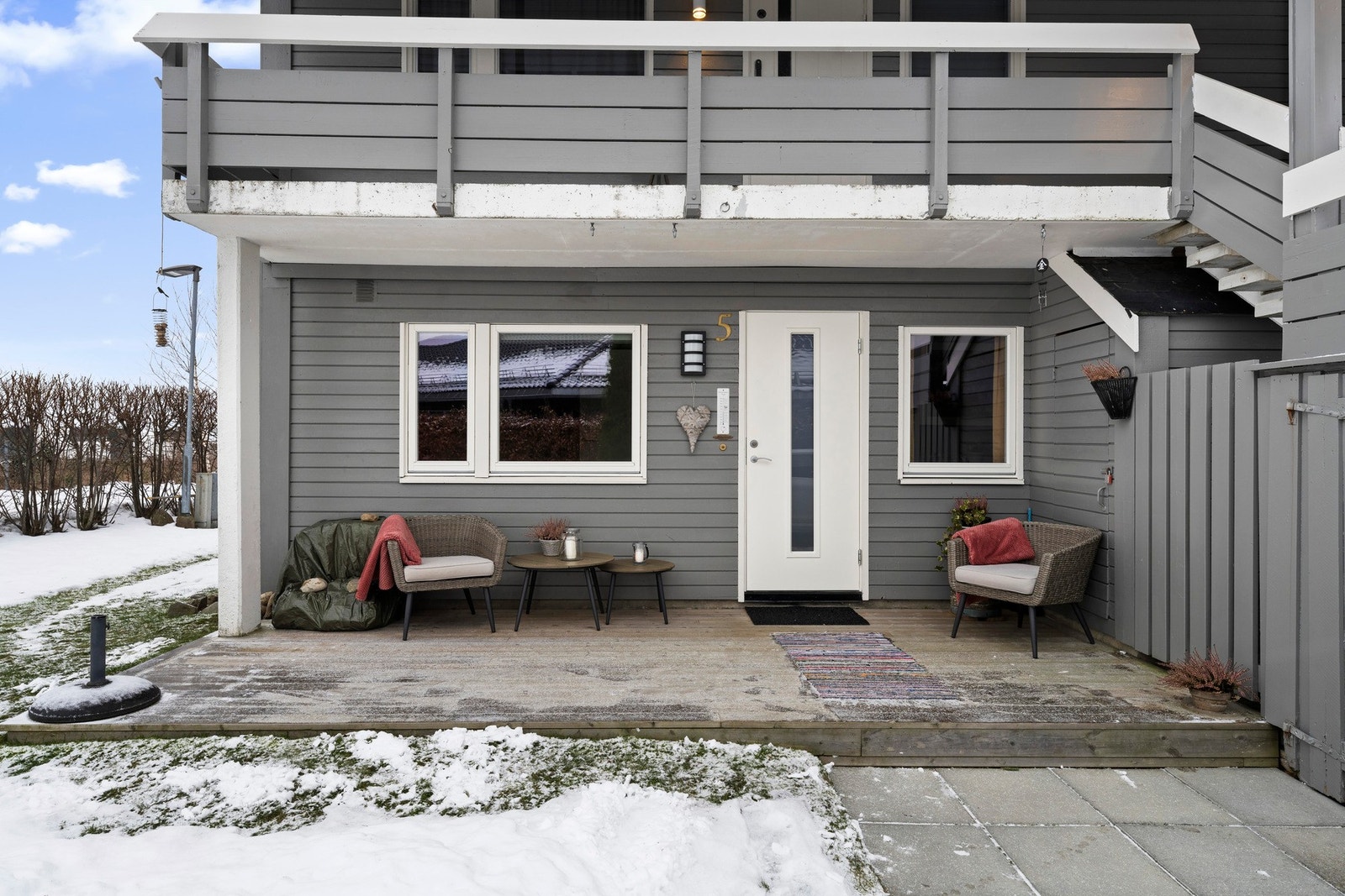 Opparbeidet ny platting ved inngangspartiet i 2022/2023, som gir et ryddig og innbydende førsteinntrykk. Galleribilde