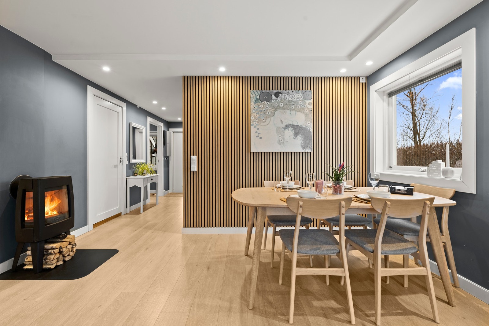 Oppvarming av leiligheten gjøres med gulvvarme med elektrisk varmefolie i stue/kjøkken og hall, elektriske varmekabler i bad/vaskerom og vedovn i stue. Galleribilde