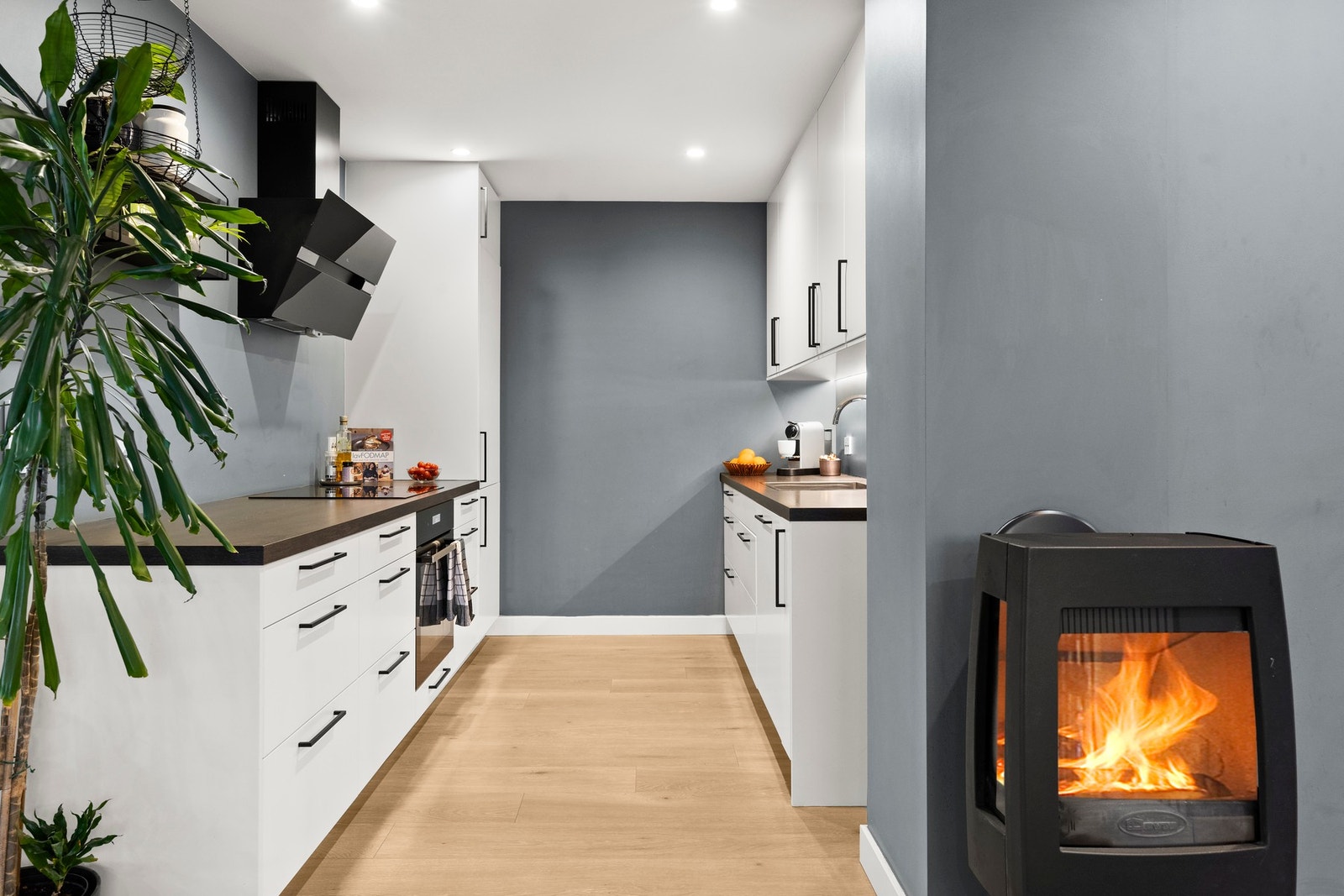 Innredningen fra Epoq fremstår tidløs og smakfull med glatte hvite fronter og laminat benkeplater med dobbel stål vaskekum. Galleribilde