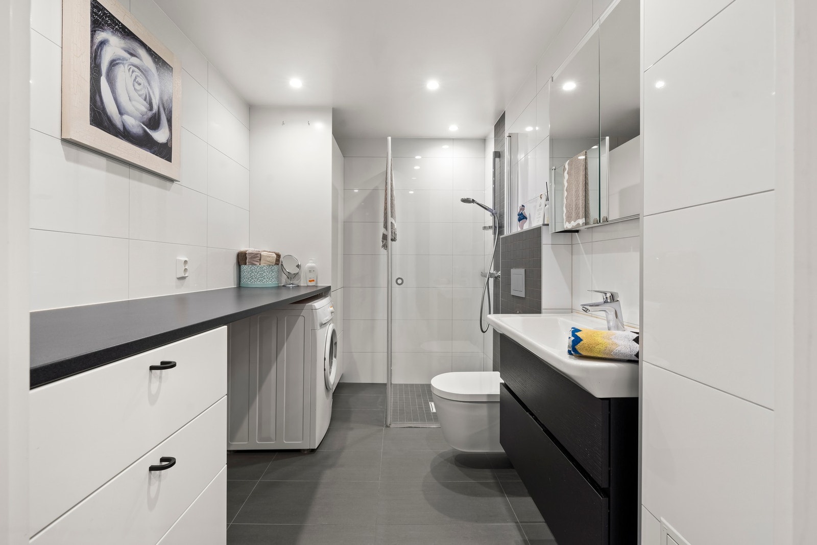 Det er også opplegg for vaskemaskin og skap med praktisk benkeplate ved vaskemaskin. Galleribilde