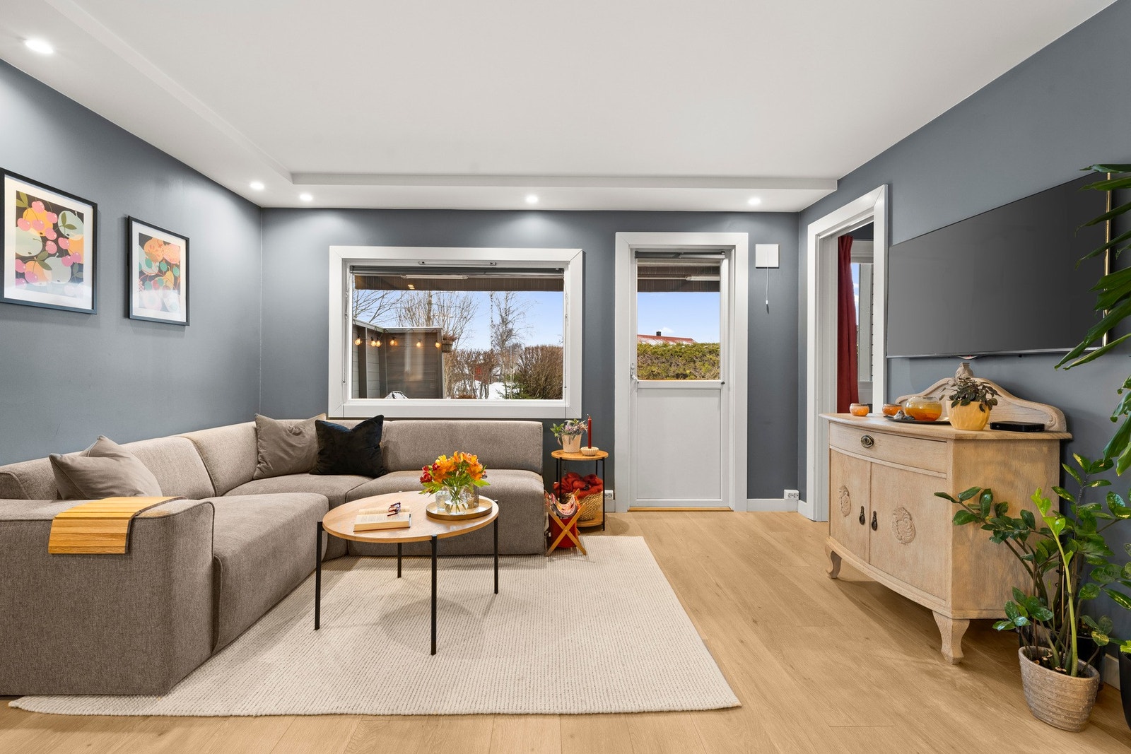 Innvendig ble leiligheten vesentlig oppgradert i 2018, og fremstår i dag med moderne og tidsriktige overflater, et nyere bad og et smakfullt og tidløst kjøkken. Galleribilde