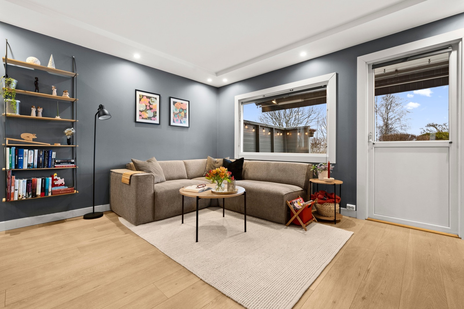 Leiligheten har en lys og romslig stue med direkte utgang til vestvendt terrasse - et herlig sted å nyte ettermiddags- og kveldssolen. Galleribilde