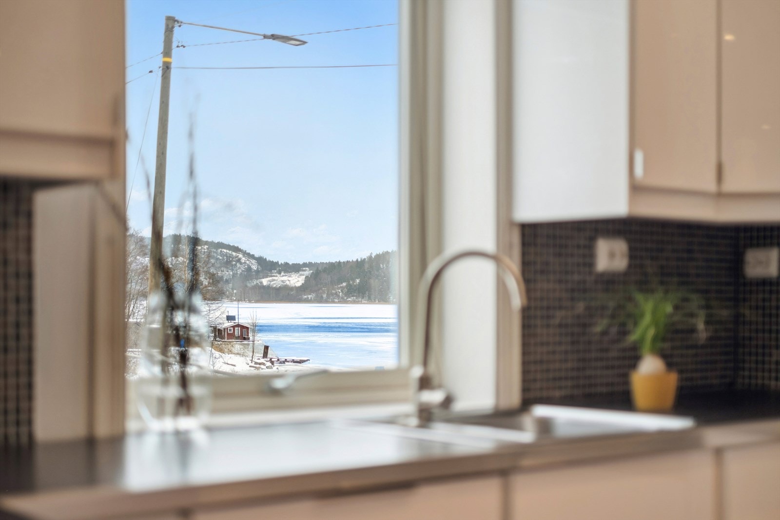 Hyggelig utsikt fra kjøkkenvinduet. Galleribilde