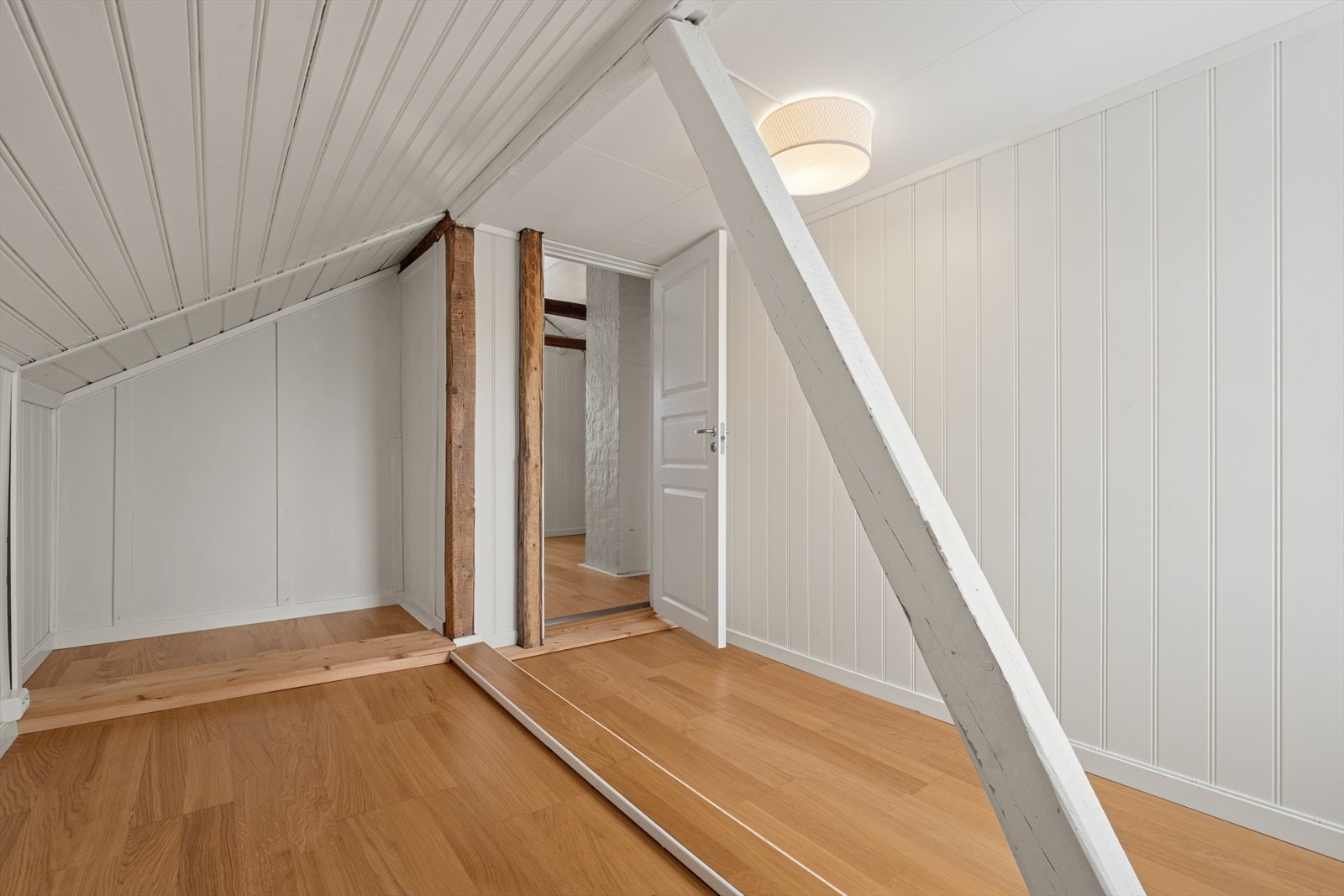 Begge soverommene har god plass til seng, nattbord, garderobeløsning og øvrig ønsket møblement. Galleribilde