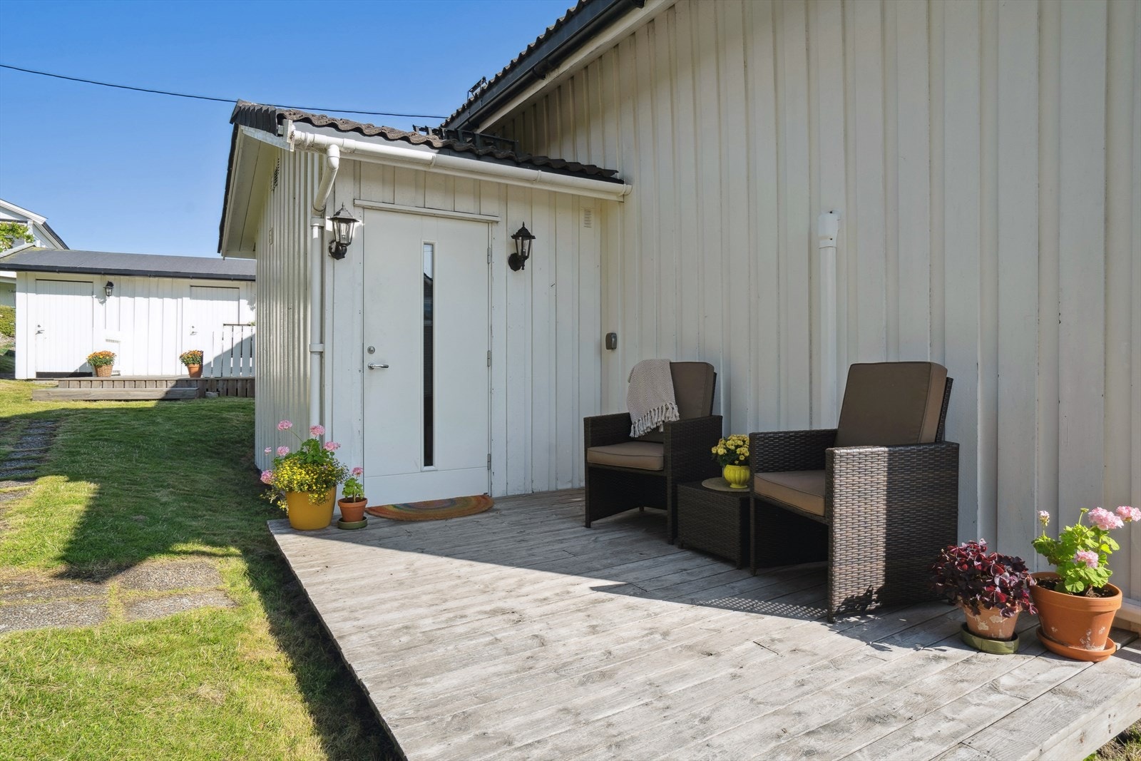 Inngangspartiet er pent opparbeidet med terrasse med plass til en sittegruppe eller et kafésett. Galleribilde