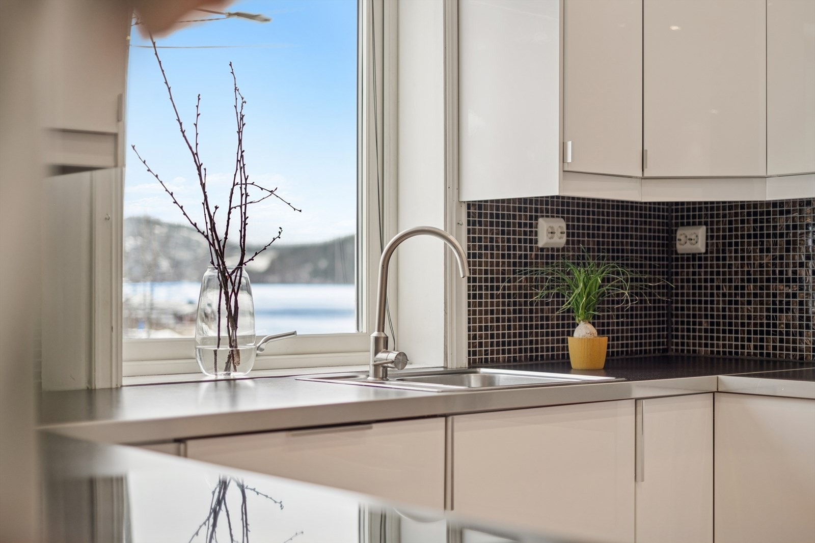 Kjøkkenet er utstyrt med kjøl/fryseskap, oppvaskmaskin, komfyr, induksjonstopp, micro og avtrekksvifte. Galleribilde