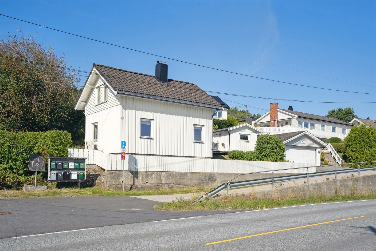 Eiendommen har en fin og noe landlig beliggenhet i et attraktivt boligområde, bestående av frittliggende eneboliger. Galleribilde