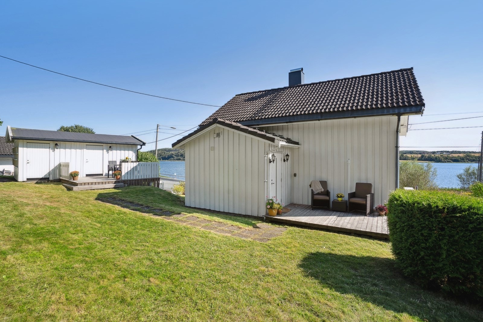 Eneboligen går over 2 plan, og inneholder bl.a. kjøkken, 2 stuer, 2 soverom, bad og gang. Galleribilde