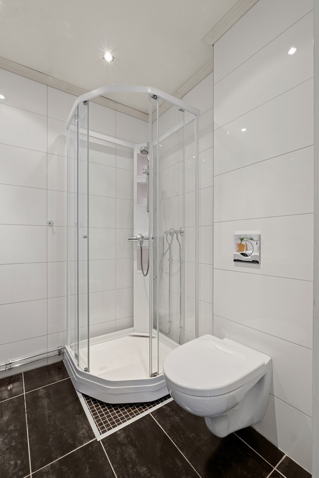 Det er malte plater i taket og fliser på vegger og gulv. Galleribilde