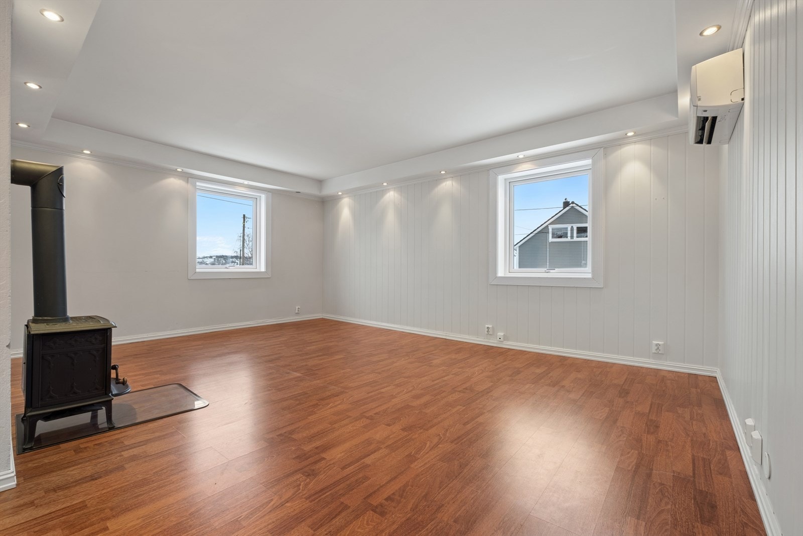 De store vindusflatene sørger for godt med naturlig lys, noe som skaper en god atmosfære. Galleribilde