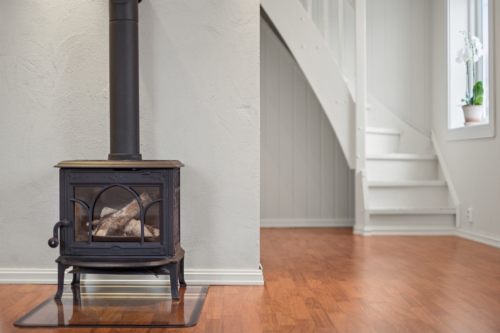 I stuen er det en peis og varmepumpe som gir godt med varme på kalde høst- og vinterdager. Galleribilde