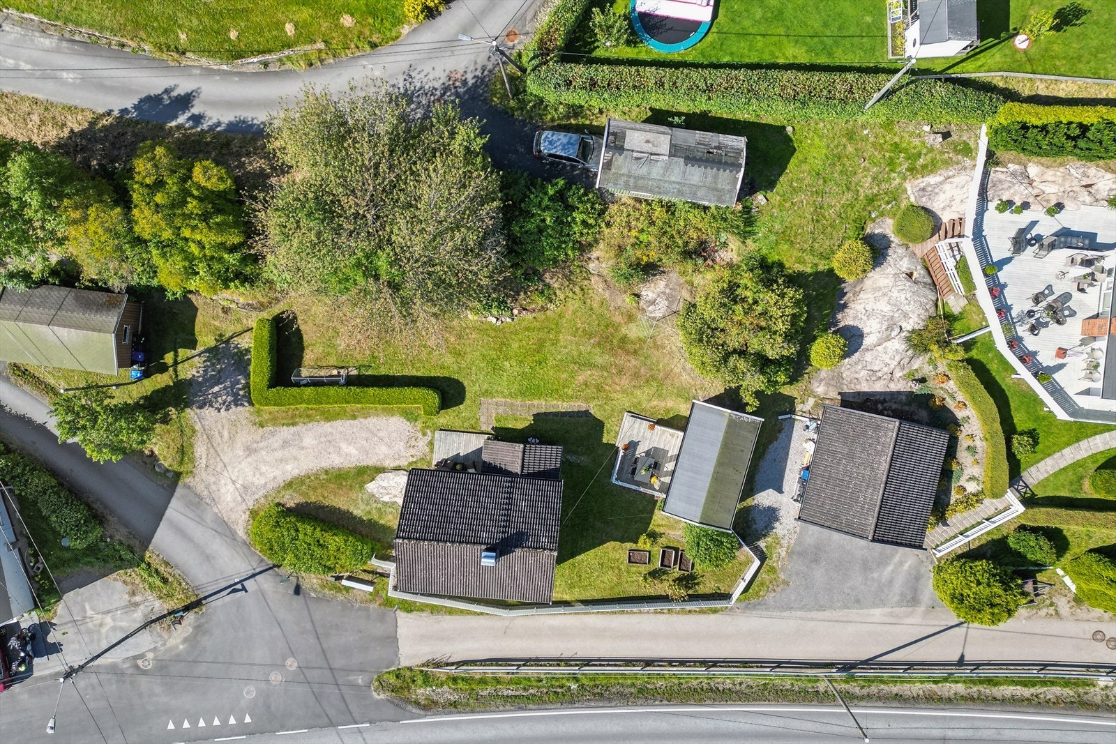 Barnehager, ungdomsskole og videregående ligger innen kjøreavstand. Galleribilde